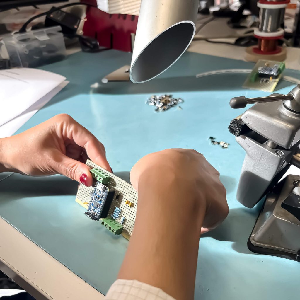 Electronic board routing, PCB routing design, professional PCB routing, electronic board routing software, PCB board routing service, automatic PCB routing, manual electronic board routing, optimize printed circuit routing, PCB routing manufacturer, how to route an electronic board, PCB routing rules to follow, best practices for electronic board routing, free PCB routing software, multilayer printed circuit routing, high-frequency PCB routing, difference between automatic and manual PCB routing, electronic board routing tutorial, common PCB routing errors, blind and buried vias in PCB routing, ground plane management in PCB routing, thermal optimization in board routing, high-speed PCB trace routing, PCB routing design constraints, What is PCB routing? How to optimize electronic board routing? Which software for PCB routing? What trace width for PCB routing? Why is routing important in electronic design?

