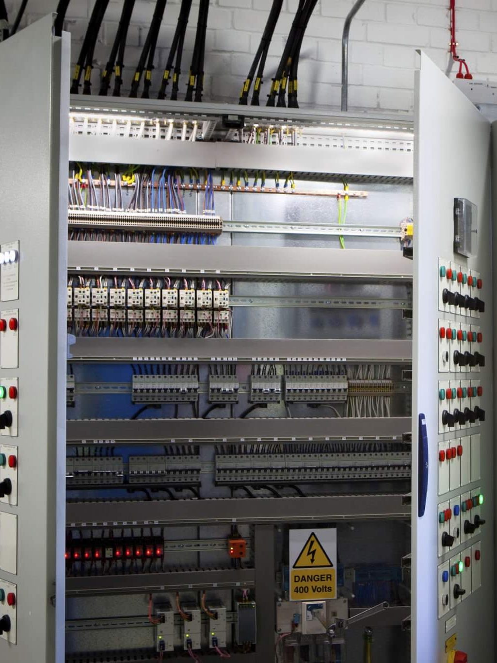 Electronic test bench, test bench design, custom test bench, test bench manufacturing, wiring test bench, electrical harness test bench, cable harness test bench, automated test bench, test bench development, test bench integration, industrial test bench, functional testing for electronic boards, test bench for electronic boards, test bench for connectors, electrical test solutions, custom industrial test bench, electronic testing system, test bench software, product validation test bench, automated end-of-line testing