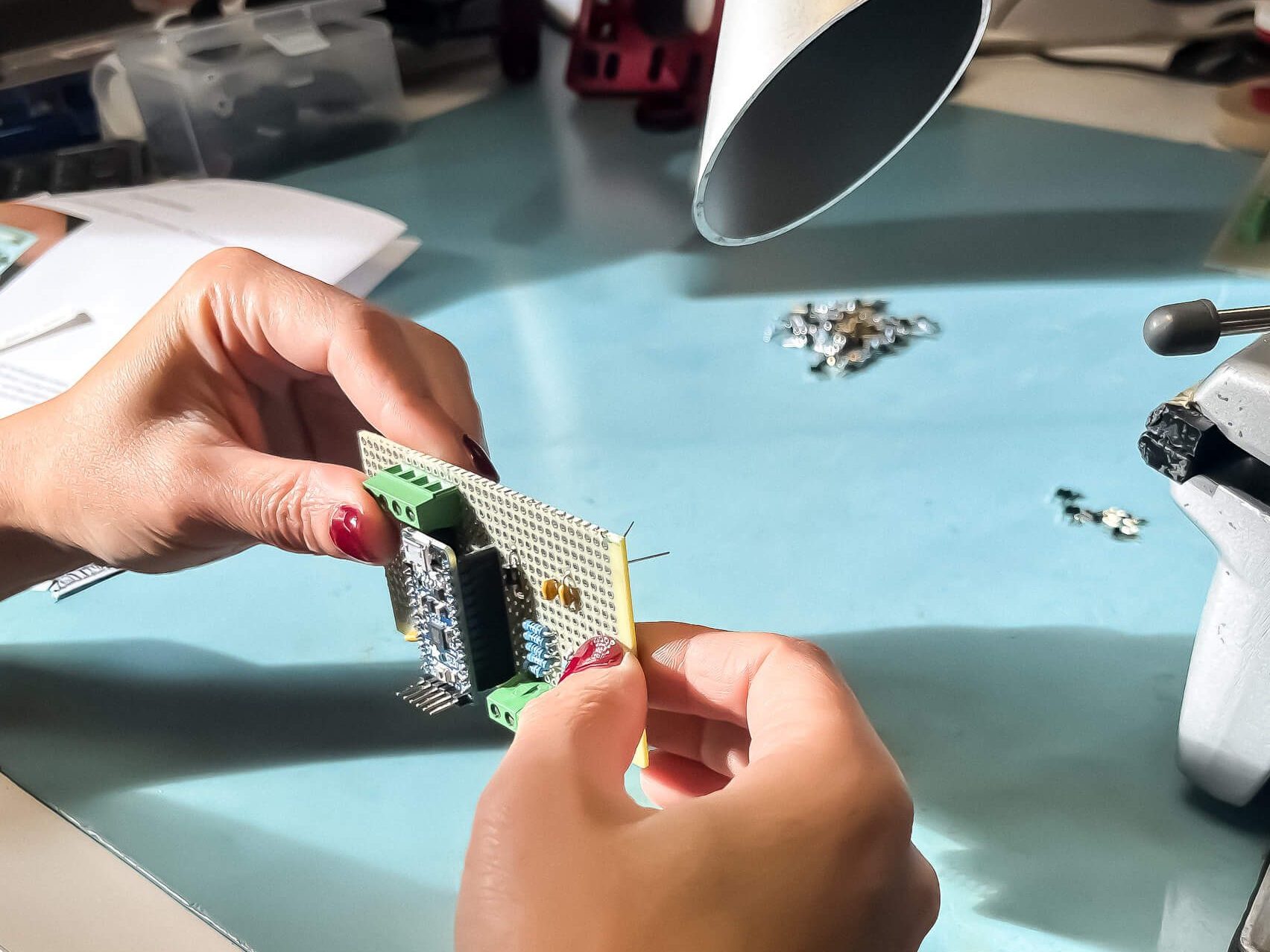 routage de carte électronique, conception routage PCB, routage PCB professionnel, logiciel de routage carte électronique, service de routage carte PCB, routage automatique PCB, routage manuel carte électronique, optimiser routage circuit imprimé, fabricant routage PCB, comment faire le routage d’une carte électronique, règles de routage PCB à respecter, meilleures pratiques routage carte électronique, logiciel gratuit routage PCB, routage de circuit imprimé multicouche, routage haute fréquence PCB, différence routage automatique et manuel PCB, tutoriel routage carte électronique, erreurs fréquentes routage PCB, via blind et buried routage PCB, gestion des plans de masse en routage PCB, optimisation thermique routage carte électronique, routage pistes haute vitesse PCB, contraintes design PCB routage, Qu’est-ce que le routage PCB ? Comment optimiser le routage d’une carte électronique ? Quel logiciel pour le routage PCB ? Quelle épaisseur de piste pour routage PCB ? Pourquoi le routage est important dans la conception électronique ?